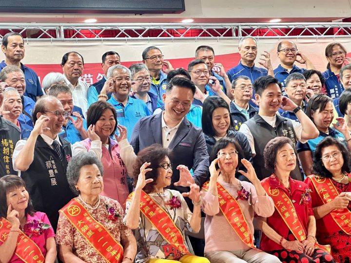 ▲蘇副市長和貴賓與八德區模範媽媽們一同合影。