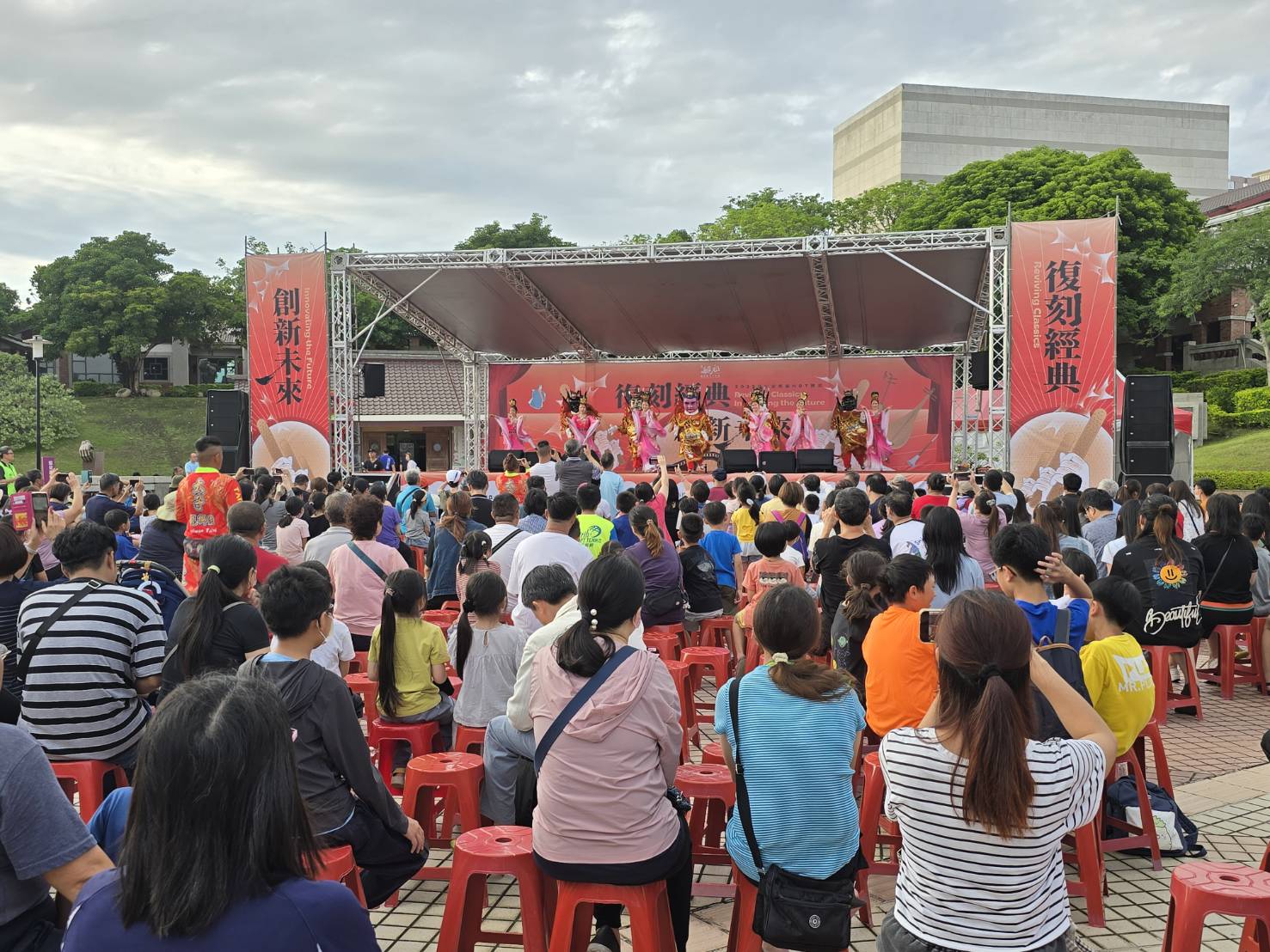 ▲今(10)日融合武術、馬戲、電音的跨界演出吸引眾多民眾攜家帶眷前來觀賞。(記者廖美雅攝影)