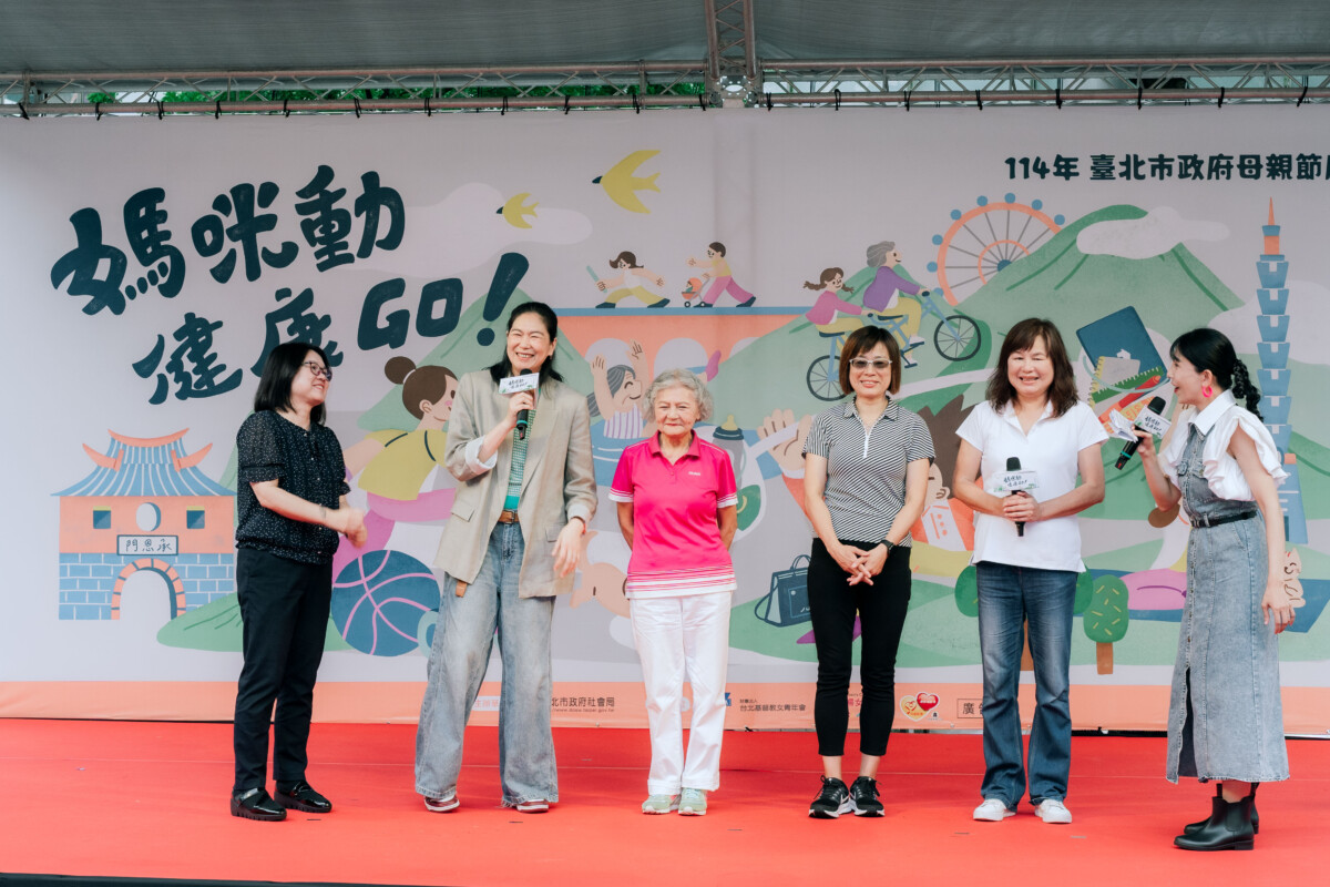 ▲「媽咪動 健康GO!」活動,88歲的噴射機阿嬤潘秀雲領頭一起跳5分鐘健康跳舞步。