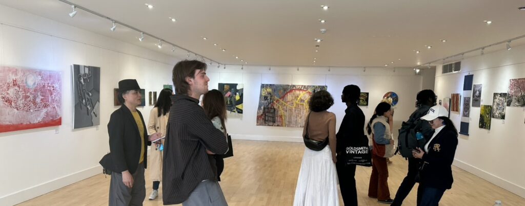 首屆倫敦「白點藝術國際展」 8位台灣藝術家作品獲獎 1 2025首屆「倫敦白點藝術國際展」在倫敦千禧畫廊揭幕。圖:廖迎晰提供