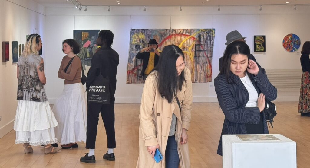 首屆倫敦「白點藝術國際展」 8位台灣藝術家作品獲獎 2 首屆「倫敦白點藝術國際展」觀展盛況。圖:廖迎晰提供
