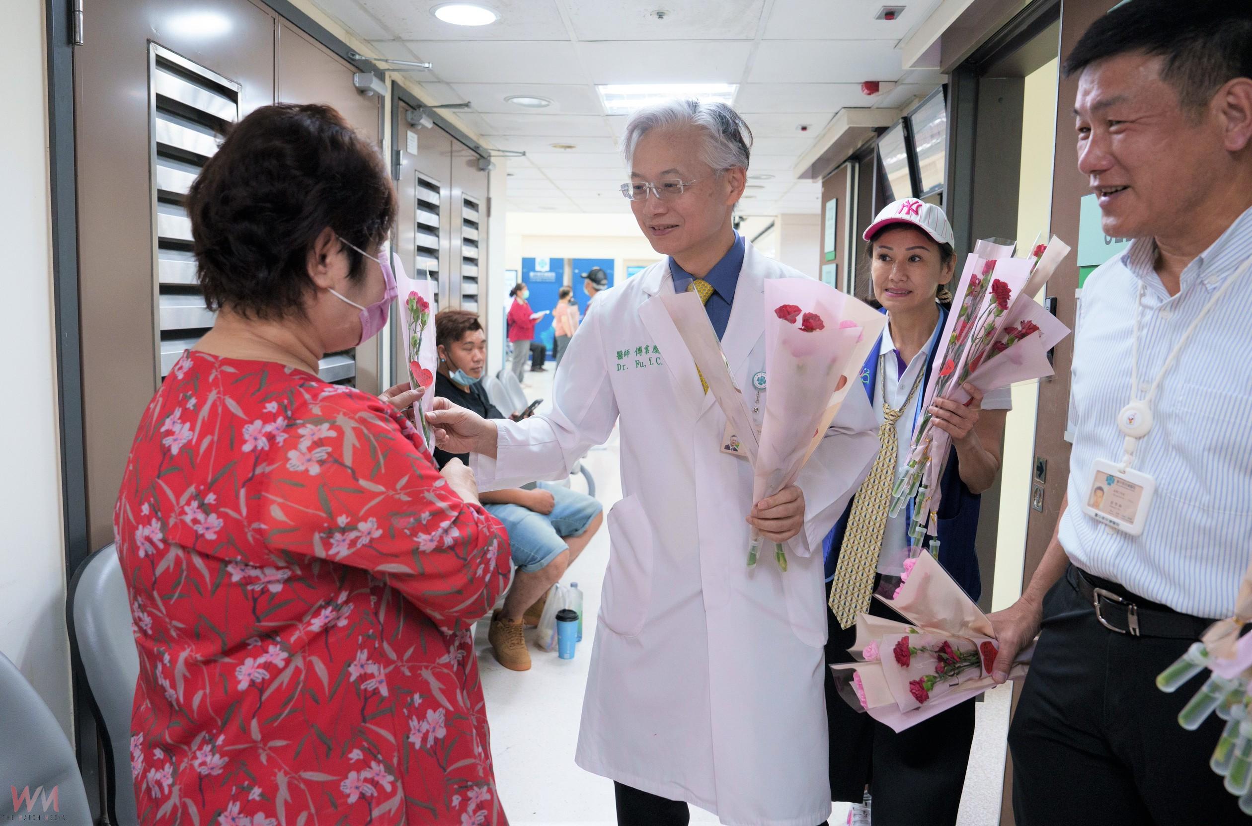 跨世代同台獻愛 臺中榮總千歲志工團攜幼兒園萌娃喜迎母親節 - https://www.watchmedia01.com
