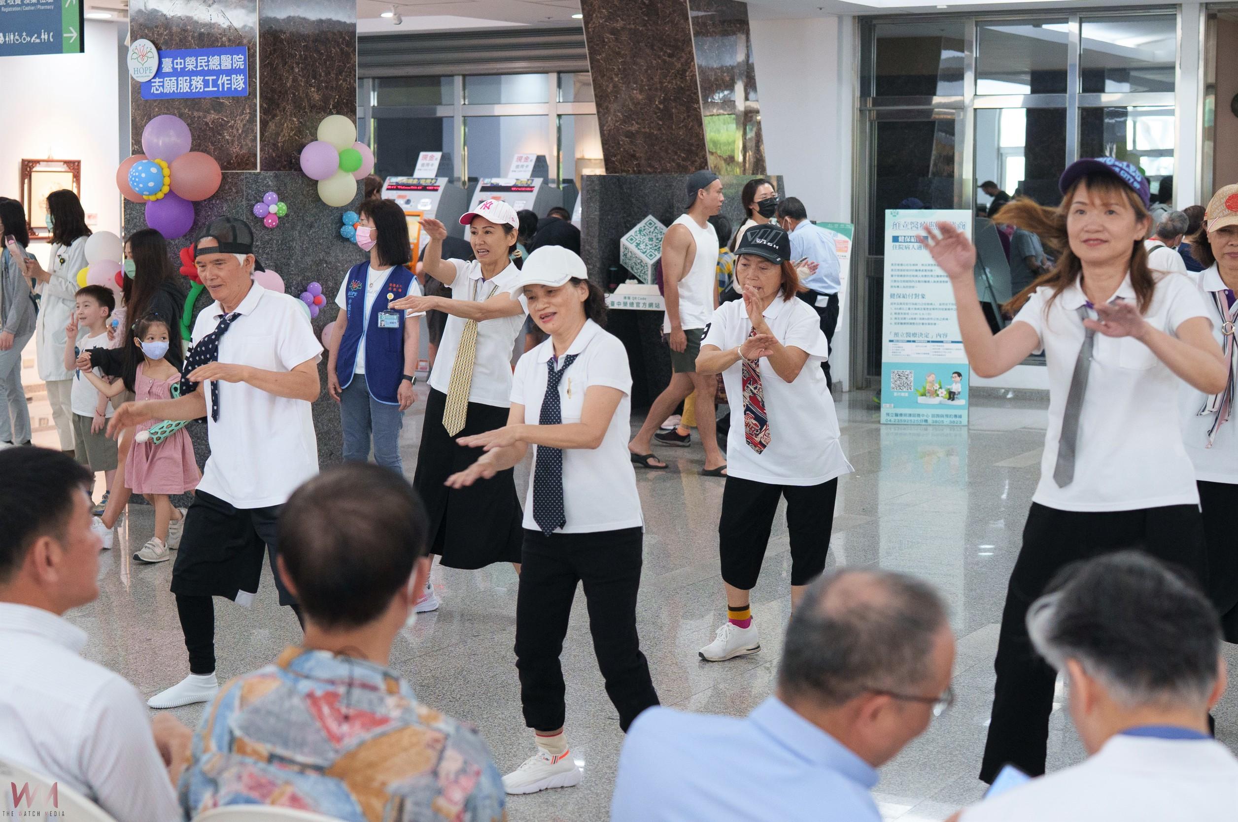跨世代同台獻愛 臺中榮總千歲志工團攜幼兒園萌娃喜迎母親節 - https://www.watchmedia01.com
