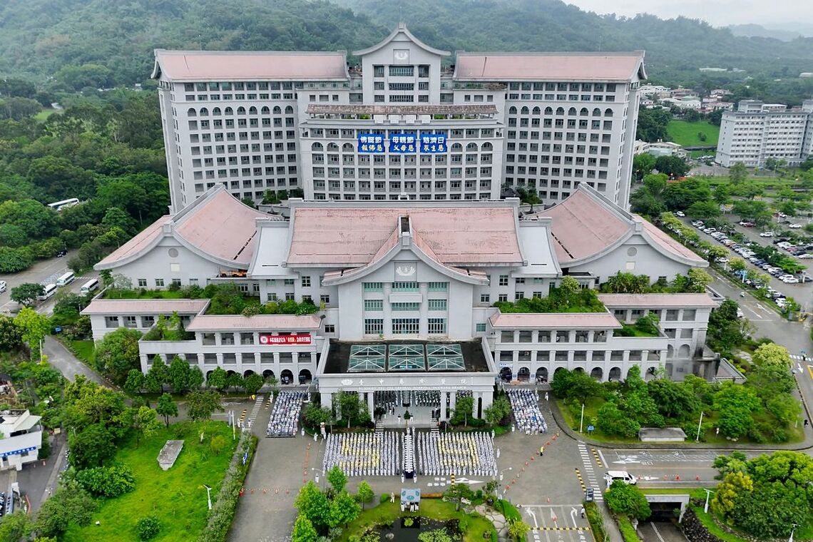 三節合一浴佛 三義台中兩醫院先後沐佛恩