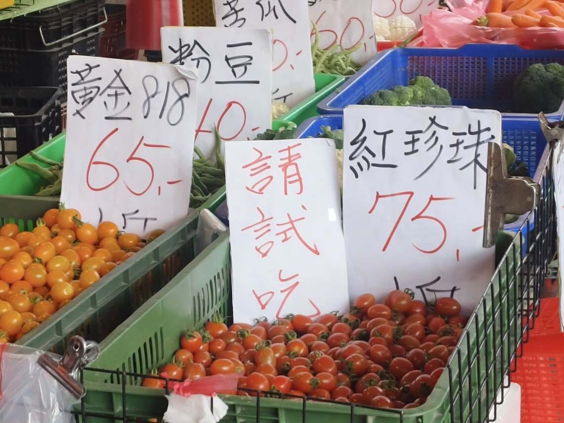 水果攤  好像只有榴連不怕捏  石頭也是任你捏揉