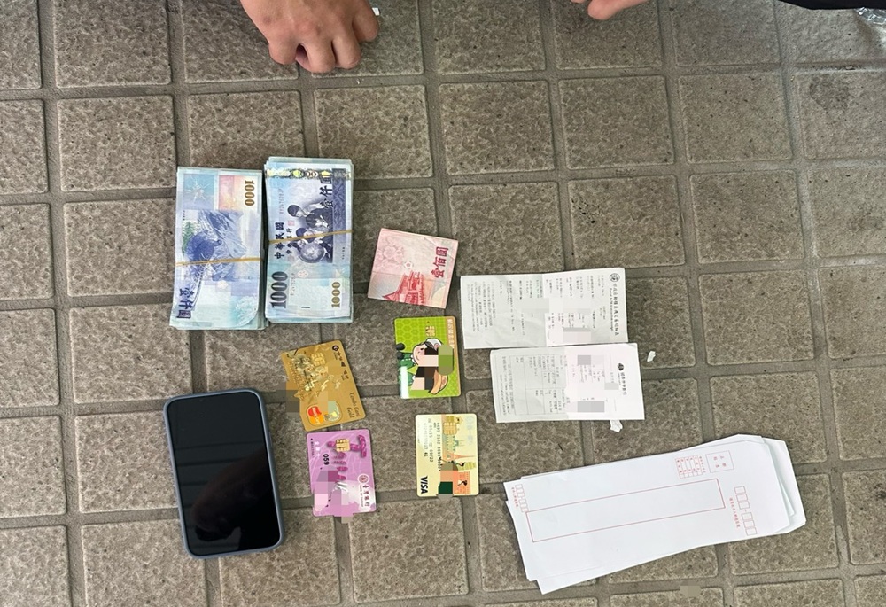 通緝犯遇盤查心虛狂奔 警車道上壓制起獲贓款逾17萬 214 248250511a02