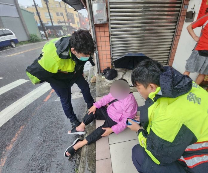 天雨路滑!買菜婦摔倒無法起身 龜山警當機立斷「公主抱」 70 S__13689096_0