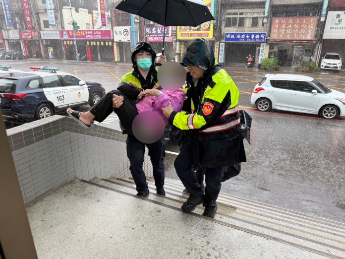 天雨路滑!買菜婦摔倒無法起身 龜山警當機立斷「公主抱」 71 S__13689096_0