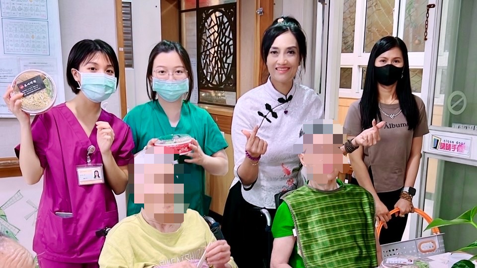 陳黃如老師Alisa Chen親送至鄰近老人院，與未能到場的長者分享這份溫暖。（圖/記者林照東攝）
