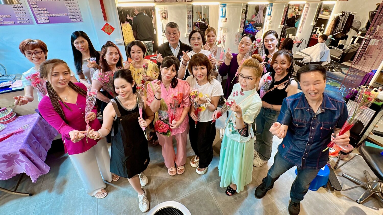 母親節前夕陳老師號召越南新住民美容美髮老師一同參加義剪服務。（圖/記者林照東攝）