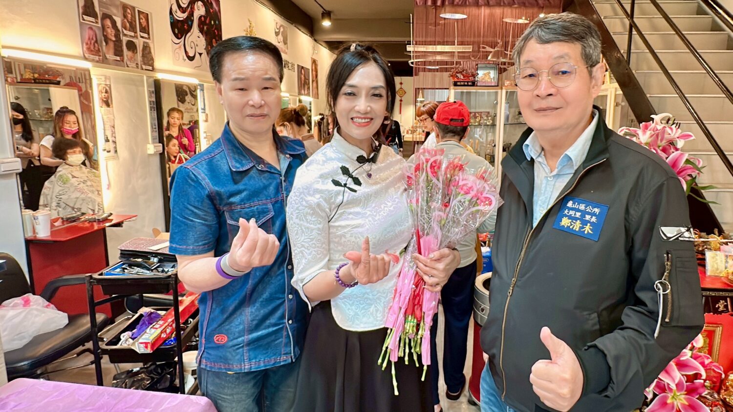 陳老師國際美容美髮紋繡學院陳黃如老師（中）、大同里鄭清木里長（右一）。（圖/記者林照東攝）