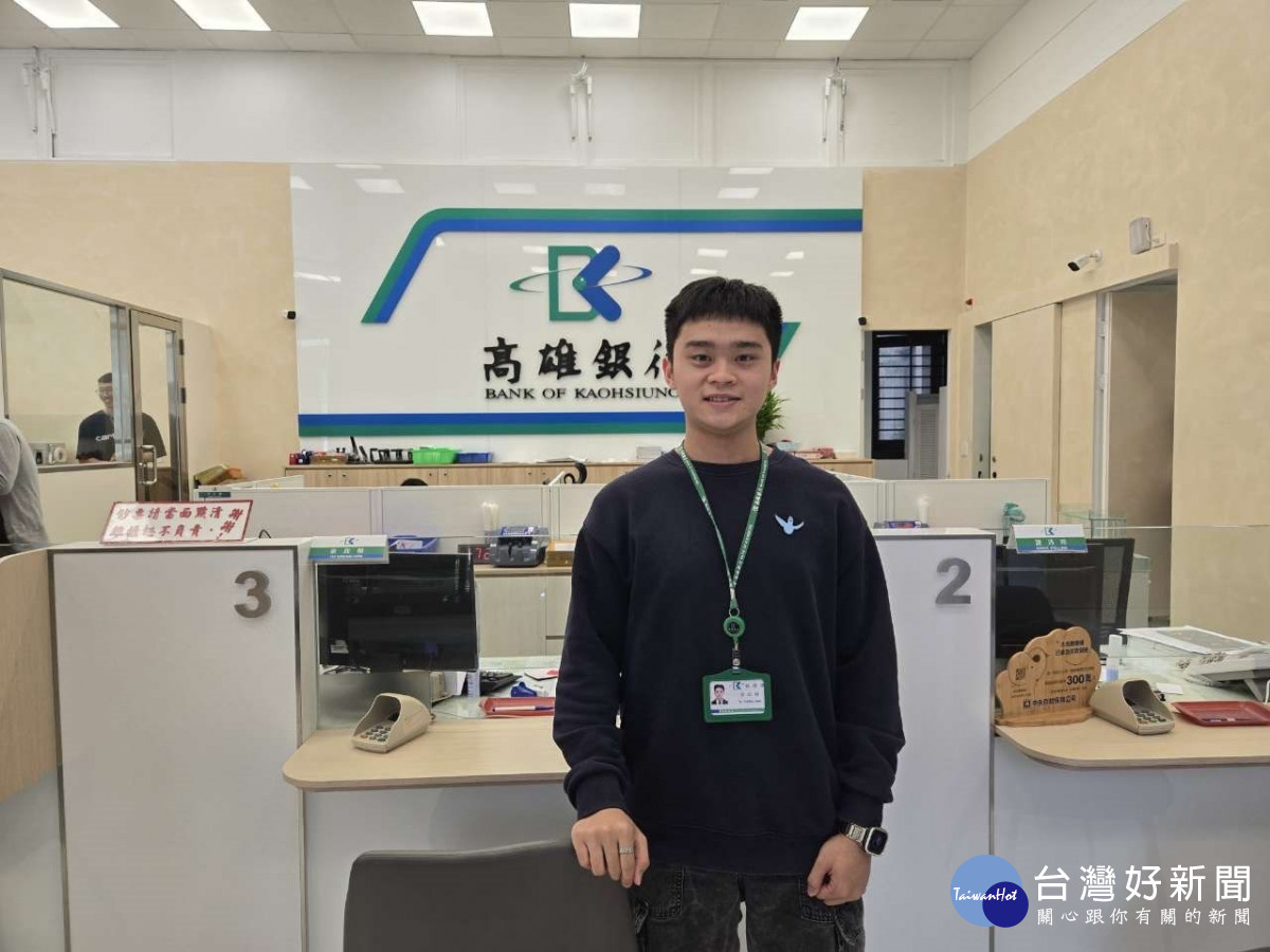 余政翰商職畢業後參加勞動部青年領航計畫，選擇先就業再就學，2年後取得5證照還考取國立大學。