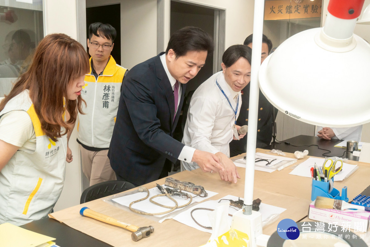 代理市長邱臣遠參觀實驗室。