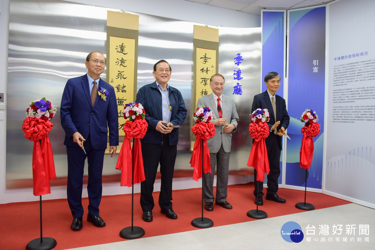 中原大學舉辦「季達廳」啟用剪綵儀式。左起為焦生海、焦平海、張光正、李英明。