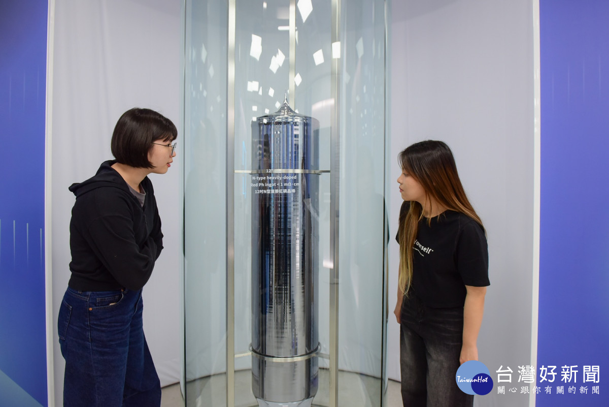 中原大學「季達廳」內有難得一見、高達兩公尺的12吋矽晶棒實體,十分吸睛。