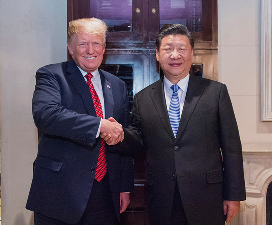 中美關談判會後發布中英文共同聲明,雙方在90天內降低稅率,圖為川普和習近平在2018年於阿根廷G20會議上握手。翻攝新華社