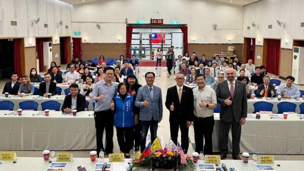 ▲彰化市友好城市美國托倫斯市長陳光豪(前排右3)去年來台和林世賢市長舉行產業座談會。(彰化市公所提供)