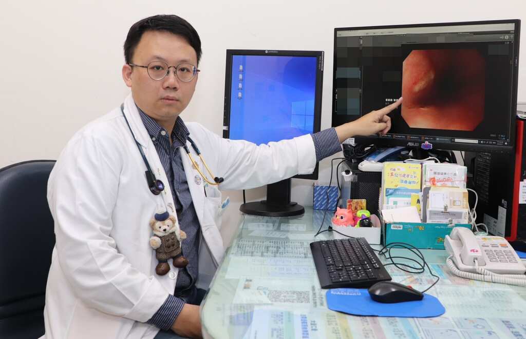 ▲曾文禹醫師檢查發現少女食道中段有明顯潰瘍,診斷為「藥物性食道炎」。(大里仁愛醫院提供)