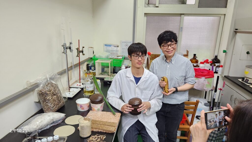 中興大學森林學系教授陳奕君(右)、學生董浩悅(左)展示由香蕉廢棄物製成的環保發泡材料。(圖/陳惠玲攝影)