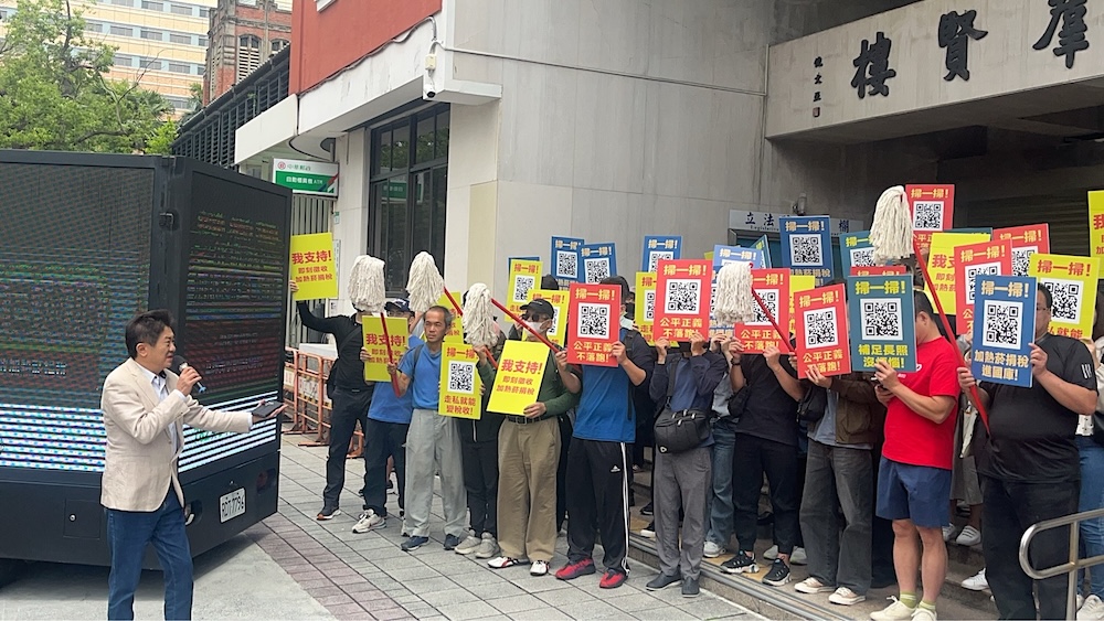 要求即刻徵稅加熱菸 公民團體上街發動掃碼連署 219 cnews124250512a01