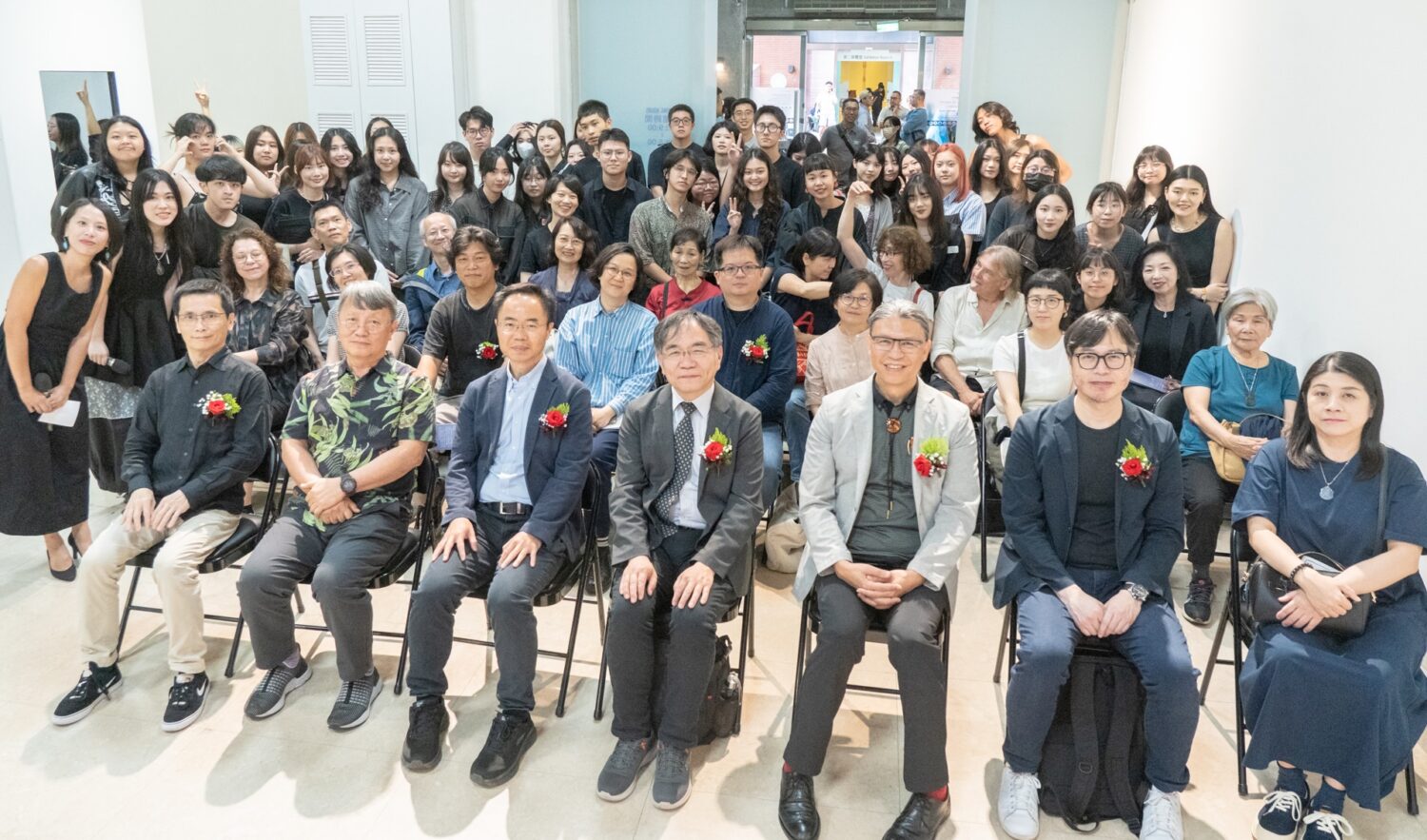 南藝大材質創作與設計系畢業展「D……T」,聯合應用藝術研究所「混搭」展覽,首度在新北市藝文中心亮相,圖為開幕式合影。(圖/記者葉子綱翻攝)