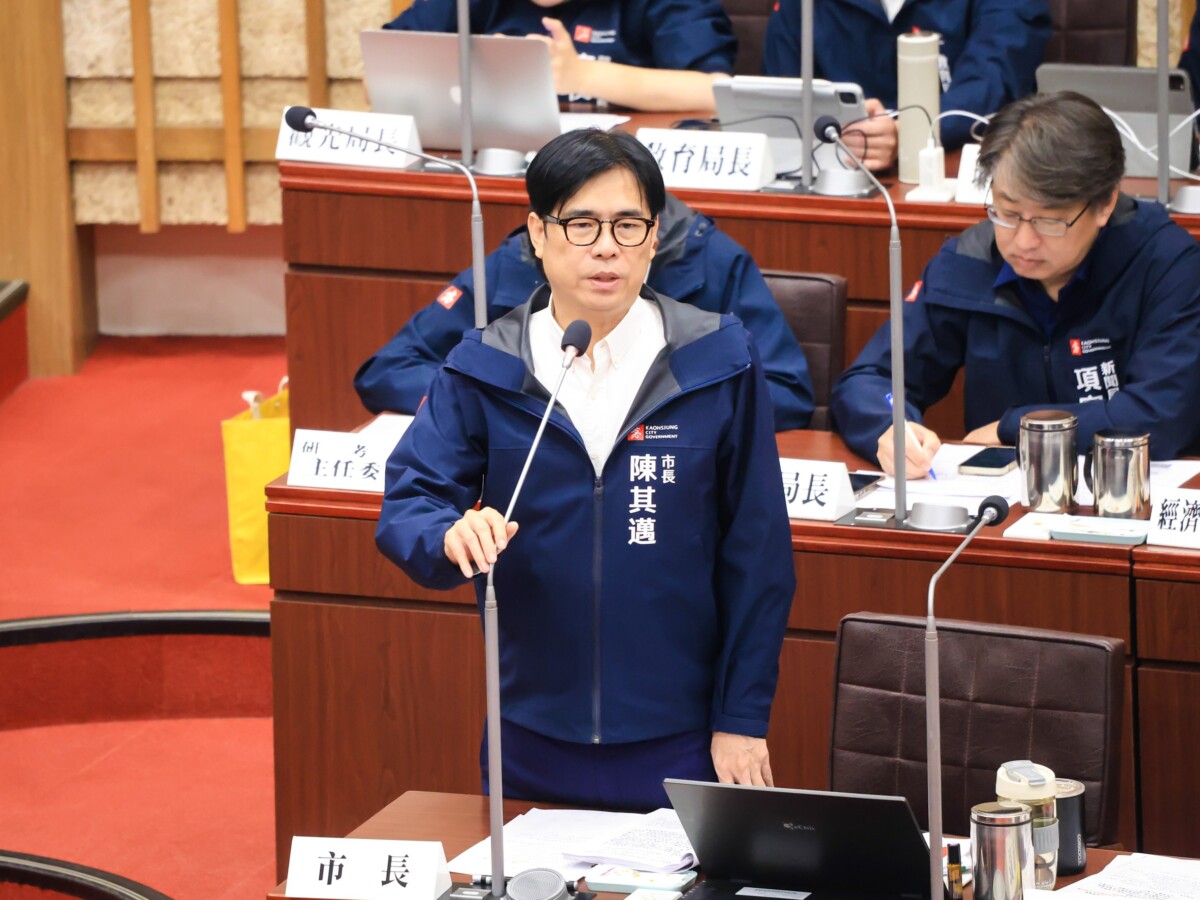 ▲市長陳其邁今(12)日議會答詢針對高雄產業發展、高雄車站商圈活化等議題,進行回應,並於聯訪時邀請大家於5/23-25一起來參加法國生活節,體驗法國豐富的文化饗宴。