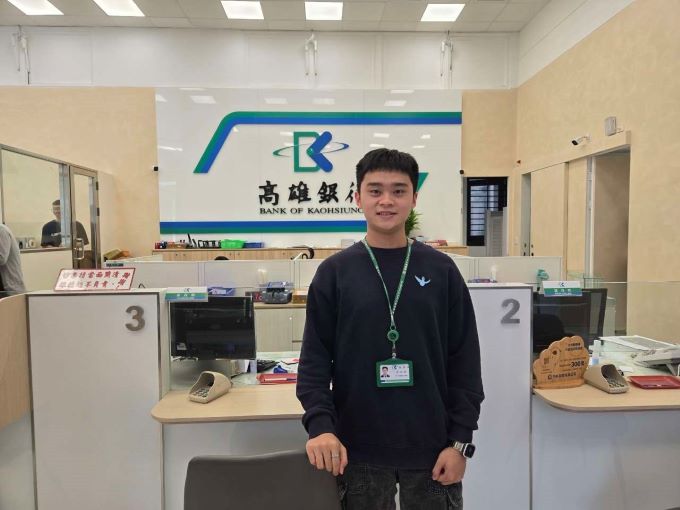 ▲余政翰商職畢業後參加勞動部青年領航計畫,選擇先就業再就學,2年後取得5證照還考取國立大學。