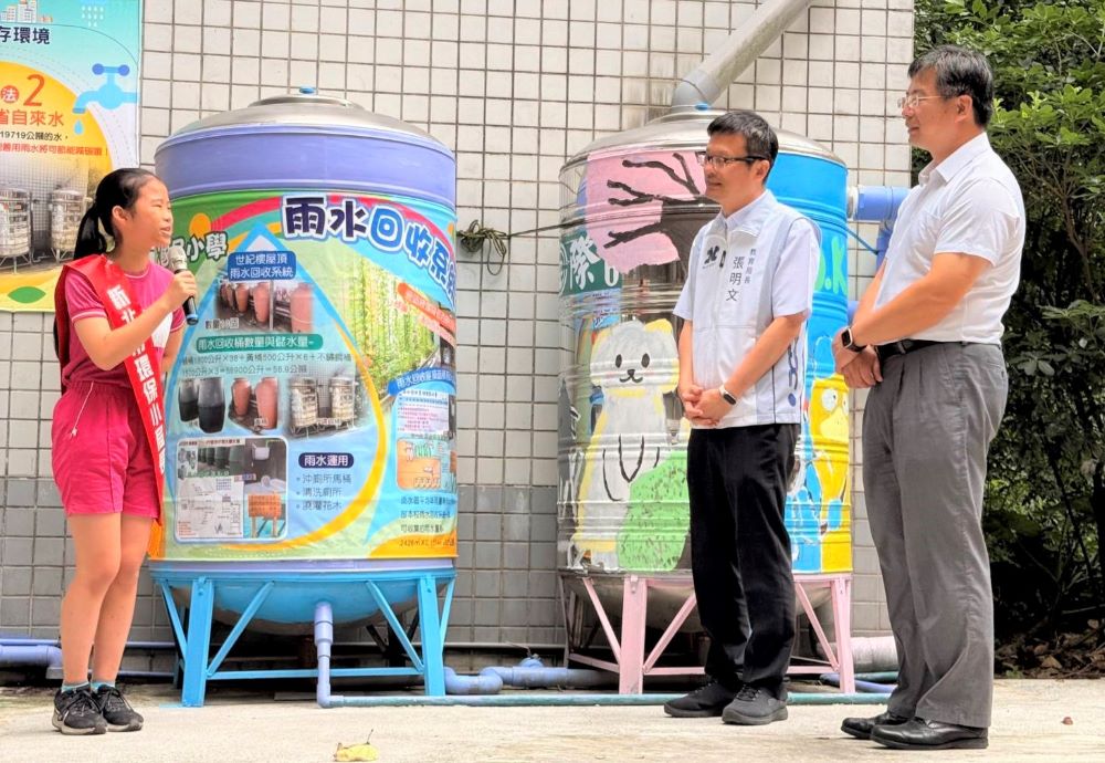 《圖說》鄧公國小學生介紹污水納管對於溫室氣體盤查的影響。〈教育局提供〉