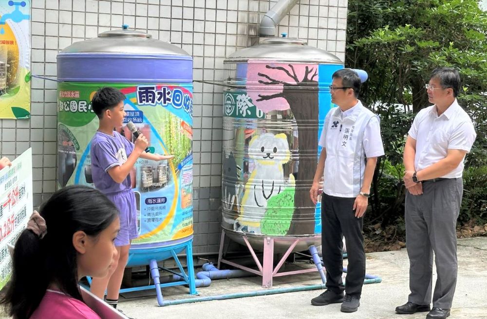 《圖說》鄧公國小雨水回收污水納管雨水澆灌系統介紹。〈教育局提供〉
