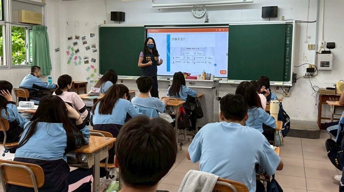 花警強化青少年法治觀念 共建友善校園
