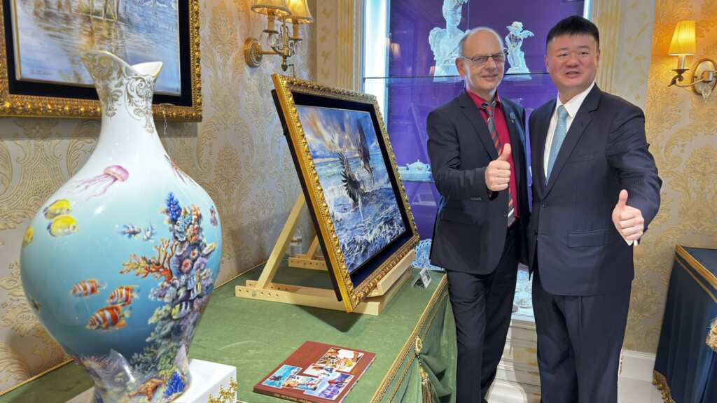 ▲2025「至臻麥森——瓷藝風華 歐洲之最」特展,於5月13日至18日在台中大遠百北棟8樓國裕專櫃展出,是國內難得一見的頂級瓷器展覽,值得所有的熱愛瓷器藝術者好好珍惜與把握。(記者林明佑攝)