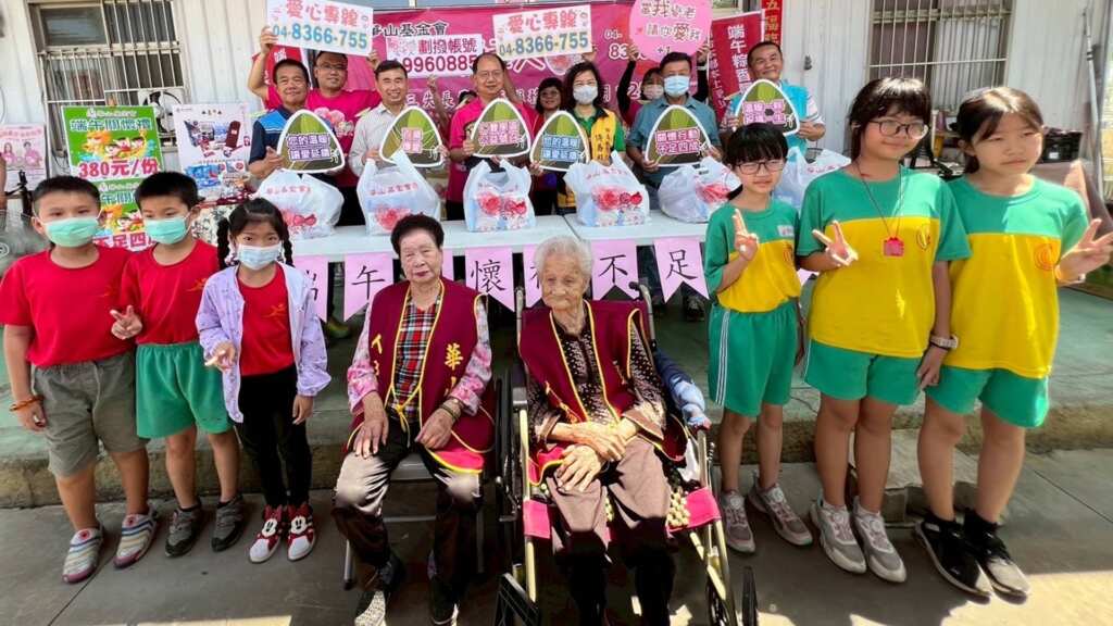 ▲仁豐國小與華山基金會攜手舉辦「傳承端午情 關懷孤老心」活動,邀請校內六位學童親訪人瑞阿嬤的包粽手藝,並透過節慶文化學習敬老愛老。(華山基金會提供)