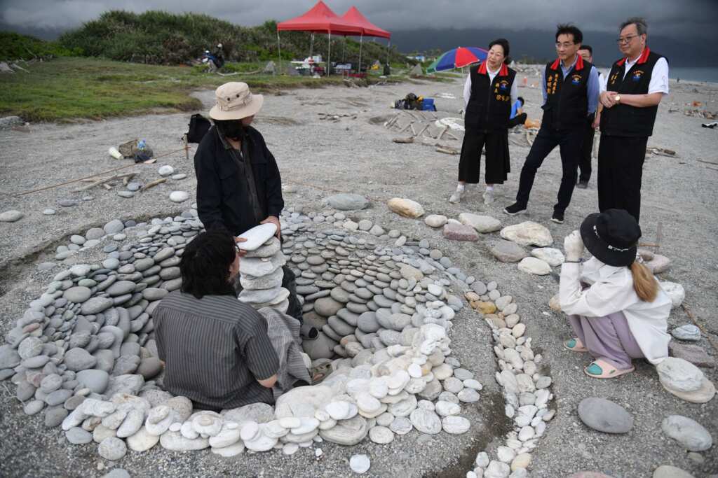 ▲花蓮「2025曼波新城太平洋國際疊石藝術季」熱情展開中！花蓮縣長徐榛蔚日前親赴七星潭海岸風景區，逐一欣賞本次疊石藝術作品。（花蓮縣政府提供）