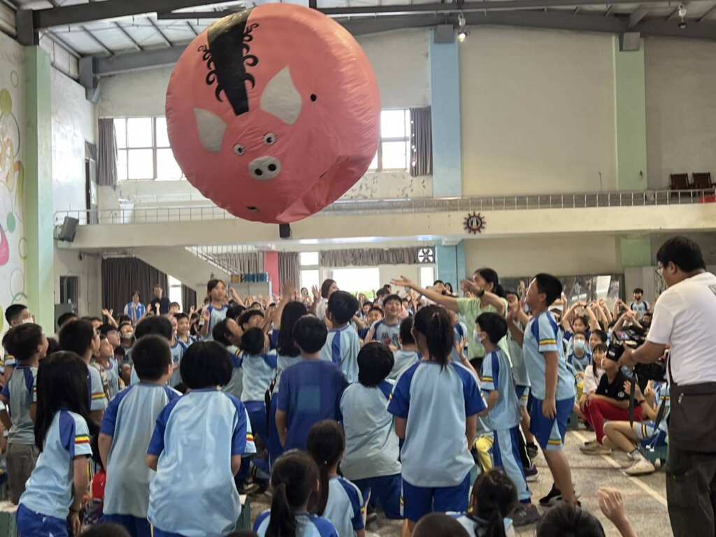 ▲義民祭文化向下紮根，義進校園巡演首場登場。（新竹縣文化局提供）