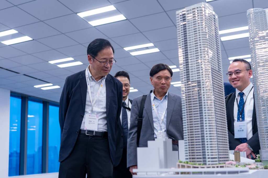 ▲桃園市長張善政一行考察麻布台之丘及日本第一高樓「森JP塔」,了解如何透過都市再生,打造串連周邊住宅、辦公、商業及文化的多功能場域。(桃園市政府提供)