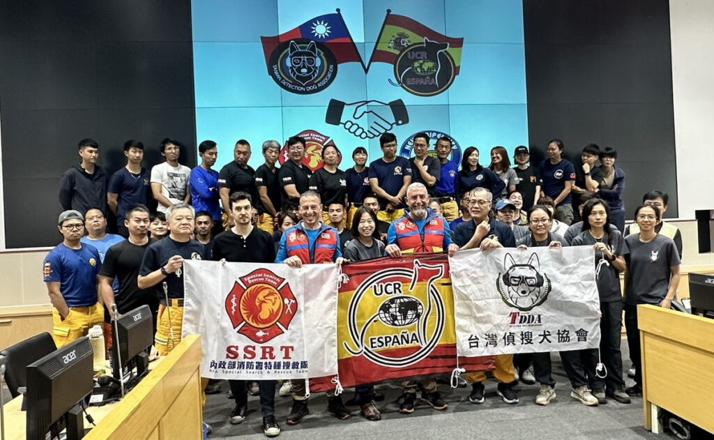 社團法人台灣偵搜犬協會、消防署特種搜救隊與新北市政府消防局特邀來自西班牙的訓犬專家來台授課