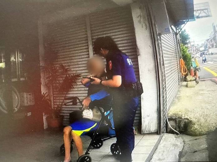 9旬老翁外出買早餐突頭暈路倒 八德暖警勸說及時送醫 75 790145_0