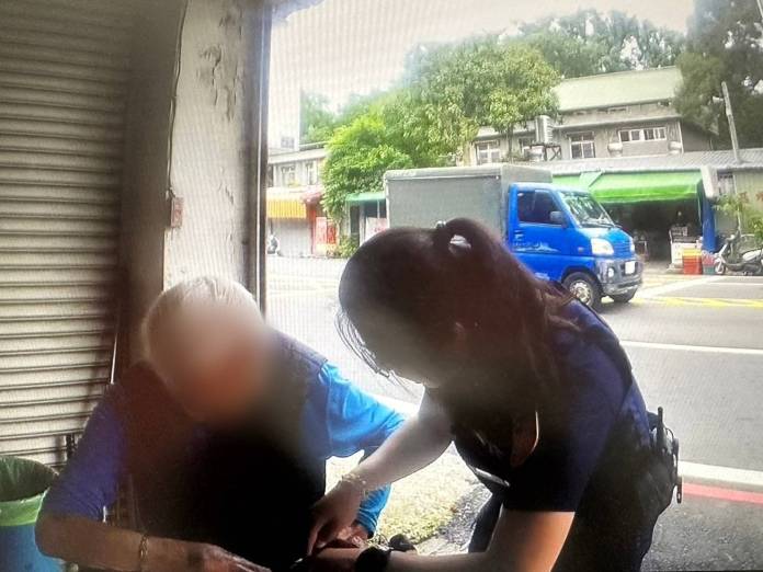 9旬老翁外出買早餐突頭暈路倒 八德暖警勸說及時送醫 76 790144_0