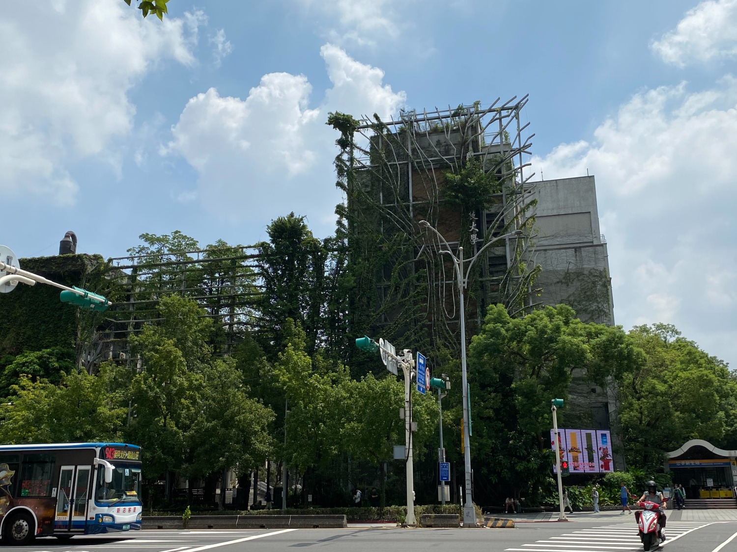 劉耿軒在北科大的第六教學大樓頂樓上吊身亡,震驚校園。(記者包克明 攝)