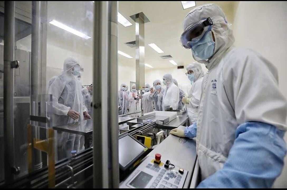 林湘瑾指出,UB-612新冠疫苗臨床試驗表明可產生有效、廣泛且持久的 B 和 T 細胞免疫反應,優於全長棘蛋白所設計的mRNA等疫苗。(記者包克明 翻攝)