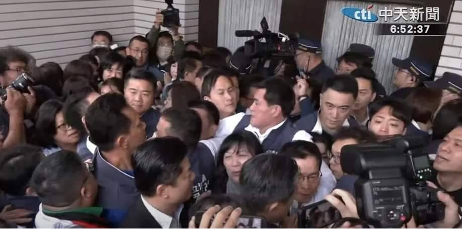 朝野黨團一早先上演全武行,在立院門口發生嚴重推擠。(記者 包克明攝)