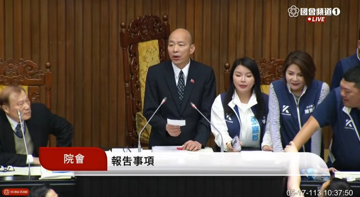 在國民黨立委佈下重重人牆保護下,立法院長韓國瑜順利步上主席台,主持議事。(圖/國會頻道)