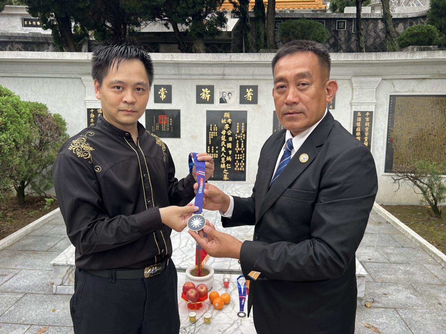 泰北義民文史館主委「王紹章」頒發紀念獎章感謝國軍心輔講師「黃信凱」,長期關懷泰北。(圖/泰北義民文史館 提供)