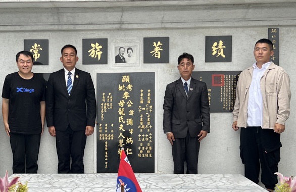 透過自媒體創作者司徒建銘(左一)及文史工作者楊品寓(左一)的尋墓下,王紹章主委(左一)詹廣耀校長於李彌將軍墓前合影留念。(圖/泰北義民文史館 提供)