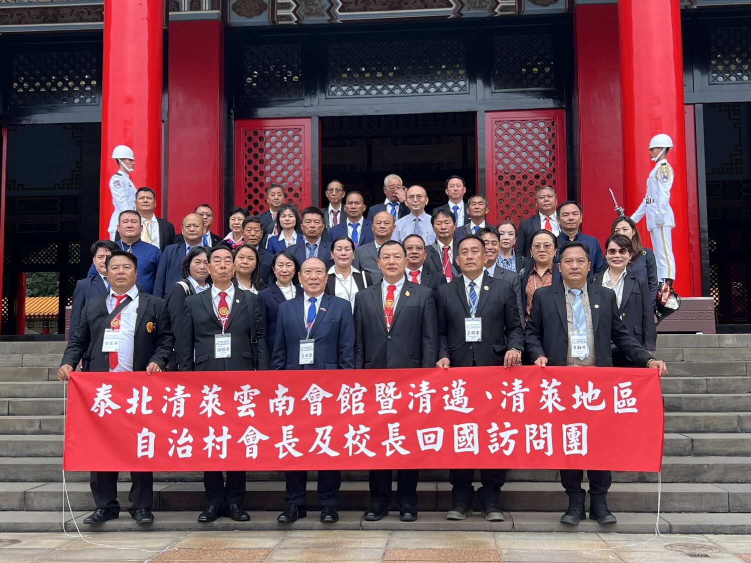 「泰北僑胞參訪團」赴忠烈祠向先烈致祭,感謝國防部後備指揮部的協助。(圖/泰北義民文史館 提供)
