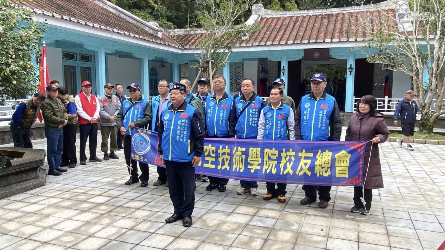 空航技校友總會長廖盛芳率校友慈湖謁陵。 (圖/空航技校友總會 提供)