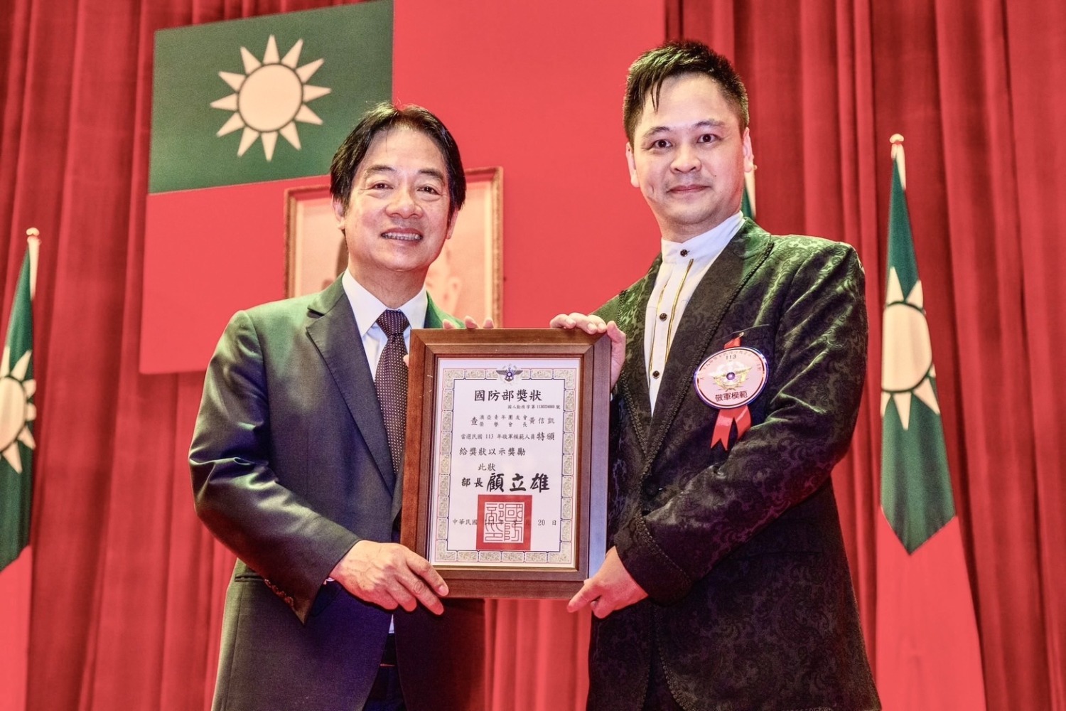 魔術師黃信凱入選國防部敬軍模範人員,獲總統賴清德頒獎表揚。 (圖/黃信凱 提供)