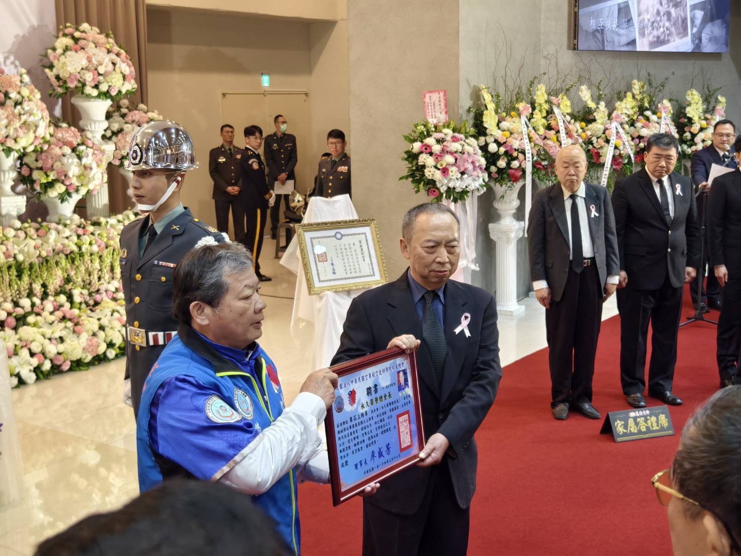 廖總會長頒授證書,追聘故果芸上將為校友總會「永久榮譽總會長」。 (圖/空航技校友總會 提供)