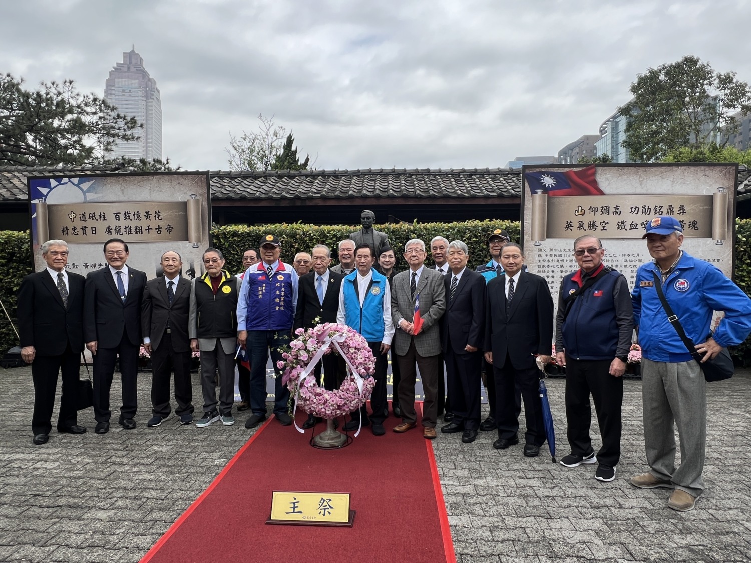 中華民國各軍事院校校友會、軍系各大社團,一同舉辦紀念國父孫中山先生逝世100週年緬懷紀念植樹活動。(記者/司徒 攝)