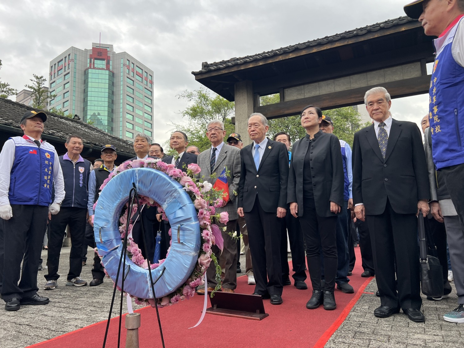 退役上將陳鎮湘擔任主祭,帶隊向國父銅像獻花致敬。(記者/司徒 攝)